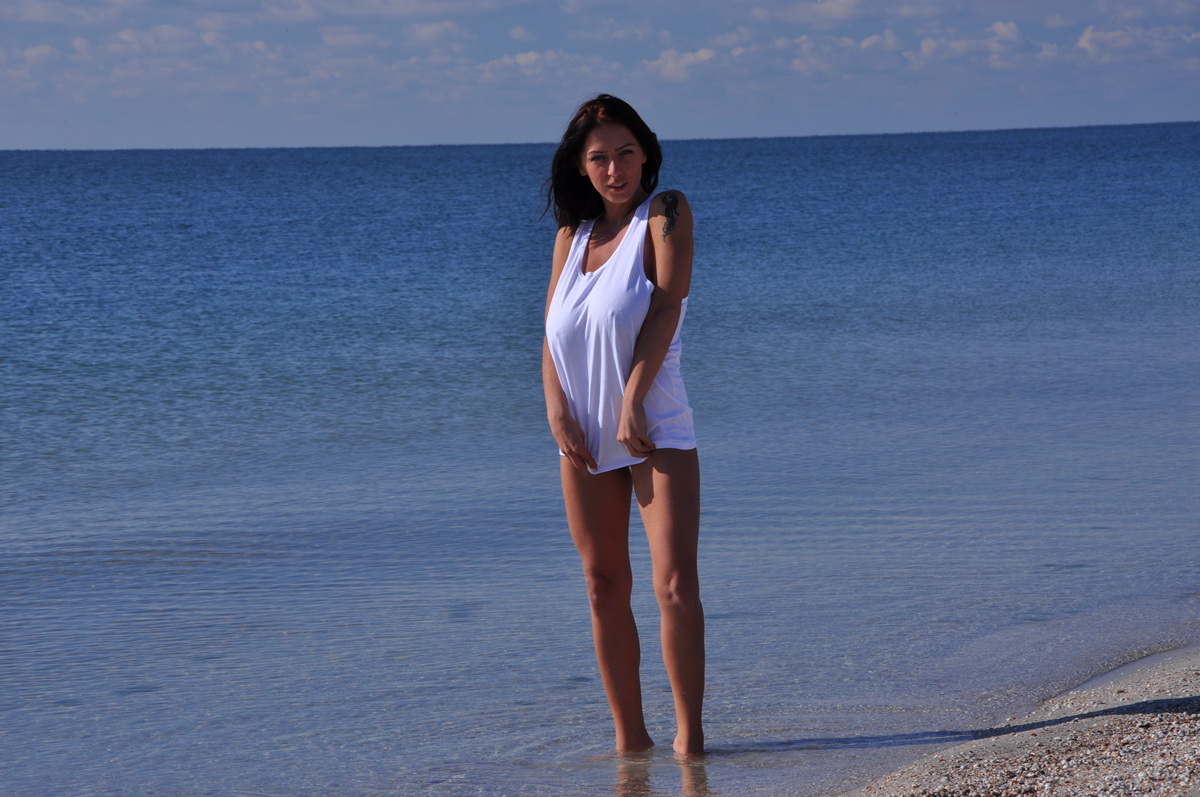 Жена в прозрачной кофте на пляже фото