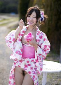 Японки в кимоно показывают пушистые лобки - фото #1