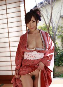 Японки в кимоно показывают пушистые лобки - фото #11