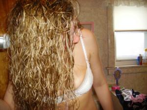 После душа сушит волосая голая дама - фото #17