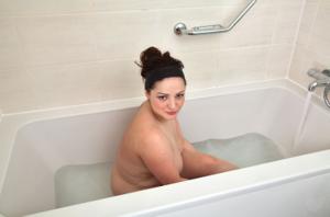 Брюнетка Скарлетт в ванной - фото #28