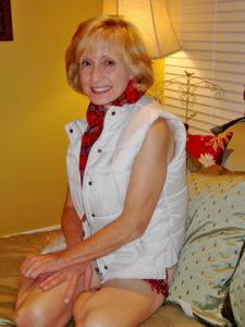 Старая блондинка из Техаса показала пизду - фото #27