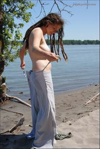 Гуляет голая по берегу озера - фото #15