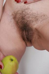 Голая Каролина кушает яблоки - фото #24