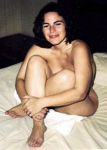 Довольная жизнью женщина голая в кровати - фото #3