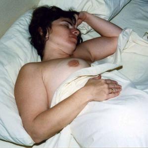Довольная жизнью женщина голая в кровати - фото #5