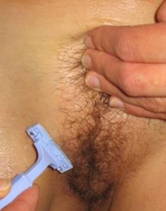 Девушки бреют киски сами и дают брить другим - фото #47
