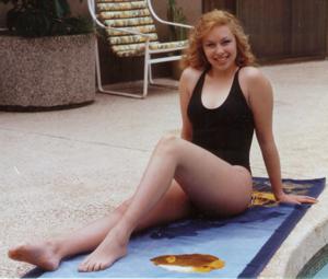 Женщина загорала у себя во дворе в слитном купальнике, ну тут к ней в голову закралась пошлая идея - фото #1
