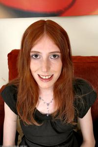 У худышки Polly Pierson рыжие волосы на голове и на промежности поросль такого же цвета - фото #47
