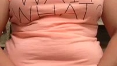 Árabe gordinha acaricia peitos naturais e bate siririca na buceta peluda pra webcam