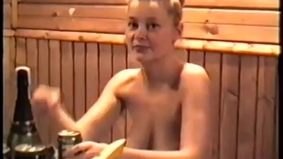 Donna russa scopa in sauna