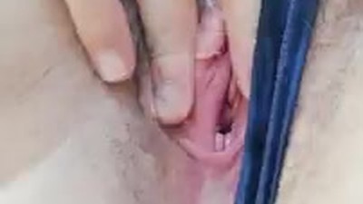 Mulher madura se masturbando pela calcinha