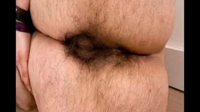 Entrepierna demasiado peluda atrae la atención del marido