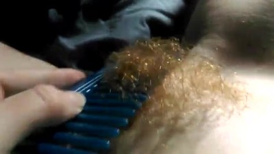 Fille qui caresse sa chatte